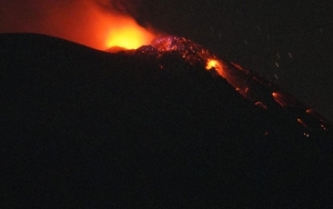 Gunung Ile Lewotolok Kembali Erupsi, Terdengar Dentuman Hingga Lontaran Material Pijar Bakar Hutan 