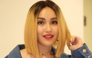 Aksi Ayu Ting Ting Nyanyi Lagu Korea 'Paradise' Diduetin Langsung Penyanyi Aslinya
