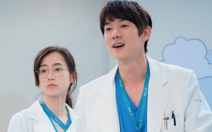 Adegan Ciuman Shin Hyun Bin dan Yoo Yeon Seok Hebohkan Geng Dokter 'Hospital Playlist 2'