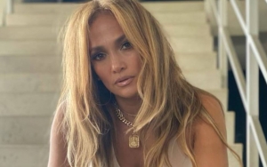 Makin Serius, Jennifer Lopez Pakai Kalung Berinisial Ben Affleck Di Depan Publik