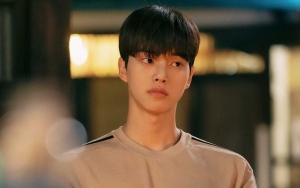 Bak Bocah, Song Kang Cari Perhatian Staf dengan Iseng Mainkan Ini di Lokasi Syuting 'Nevertheless'