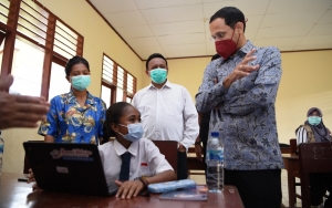 Ciptakan Digitalisasi Sekolah, Kemendikbudristek Gandeng 3 Kampus Kembangkan Laptop Merah Putih