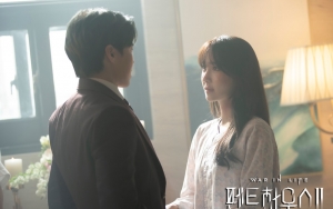 Karakter Lee Ji Ah Disebut Tak Normal Usai Cium Bibir Kim Eun Seok di 'Penthouse 3'