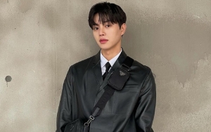 Song Kang Kepergok Syuting 'Cruel Story of Office Romance', Tetap Ganteng Meski dalam Foto Blur!