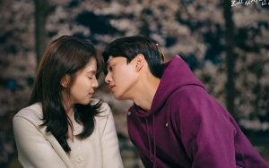 Song Kang Beri Saran Konyol Untuk Han So Hee di Lokasi Syuting 'Nevertheless'