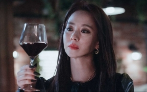 Aksi Song Ji Hyo Ayunkan Kapak Pada Tamu Justru Bikin Kru 'The Witch's Diner' Ngakak, Kok bisa?