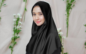 Bersahabat, Zaskia Sungkar Terharu Laudya Cynthia Bella Ikut Salatkan Ibunda Irwansyah