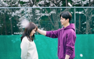 Song Kang Digoda Modusin Han So Hee di Lokasi 'Nevertheless', Telinga Merah Curi Fokus