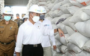 Menko PMK Ungkap Beras Bansos di Pandeglang Membatu Karena Kehujanan, Pastikan Sudah Diganti