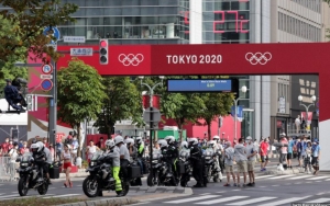 Viral Aksi Kakek Tua Berdiri Tiap Pagi di Depan Wisma Olimpiade Tokyo Semangati Para Atlet
