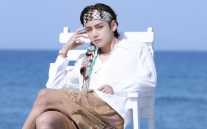 Pakai Crop Top, Totalitas V BTS Jungkir Balik Saat Pemotretan Patut Diacungi Jempol