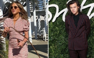 Tak Sengaja, Jennifer Aniston dan Harry Styles Dua Kali Kepergok Pakai Baju Yang Sama