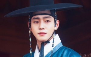 Ahn Hyo Seop Tampil Misterius di Still Cut 'Red Sky', Kemampuan Akting Tuai Pujian