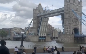 Tower Bridge di London Macet Tak Bisa Ditutup, Antrean Mobil dan Pejalan Kaki Menumpuk