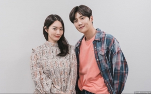 Shin Min A dan Kim Seon Ho Adu Lesung Pipi di Poster Baru 'Hometown Cha Cha Cha', Seromantis Apa?