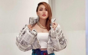 Bikin Salfok, Penampilan Ayu Ting Ting Pakai Crop Top dan Rok Mirip Sarung Banjir Pujian