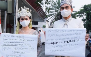 Pakai Baju Pengantin, Lutfi Agizal dan Calon Istri Turun ke Jalan Protes PPKM Diperpanjang