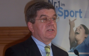 Atlet Langsung 'Diusir' Usai Olimpiade, Bos IOC Thomas Bach Malah Ketahuan Jalan-Jalan di Tokyo