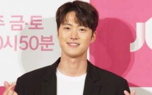 Gong Myung Tunjukkan Aura Kegalauan di Pinggir Sungai Dalam Drama 'Red Sky'