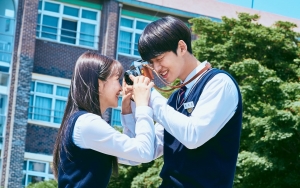 Yeri Red Velvet Kini Muak, Hongseok PENTAGON Nikmati Pakai Seragam di 'Blue Birthday'