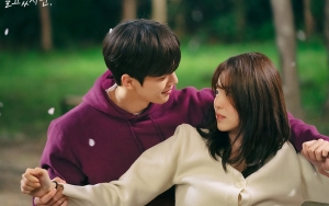 Khawatir, Han So Hee Bikin Salfok Elus-Elus Song Kang di Lokasi 'Nevertheless'