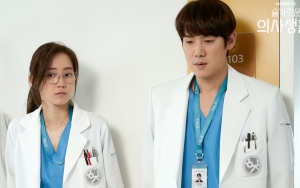 Batal Dilamar Yoo Yeon Seok, Shin Hyun Bin Tampil Ceria di Still Cut 'Hospital Playlist 2'
