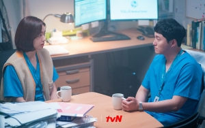 Romansa Kim Dae Myung dan Ahn Eun Jin di 'Hospital Playlist 2' Digoda Bak Suami Istri