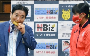 Medali Emas Atlet Jepang Ini Langsung Diganti Usai Digigit Wali Kota Tanpa Izin