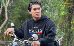 Super Mewah, Penampilan Rizky Billar Pakai Selendang dengan Hiasan Rajut Emas Disorot