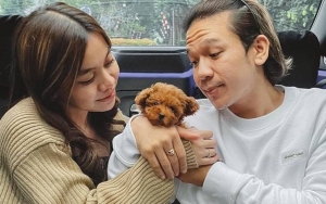 Foto Bareng, Penampakan Hantu Di Belakang Jordi Onsu dan Frislly Herlind Bikin Syok