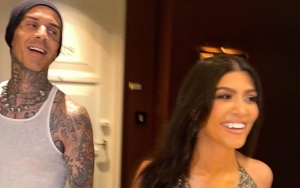 Bantu Potongkan Rambut Kourtney Kardashian, Travis Barker Beri Pujian Selangit