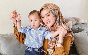 Jadi Istri Baru Alvin Faiz, Ini 7 Potret Cantik Henny Rahman Saat Asuh Anak