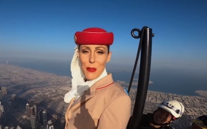 Bukti Model Iklan Emirates Airlines Benar-Benar Berdiri di Puncak Burj Khalifa Setinggi 828 Meter