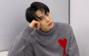 7 Potret Boyfriendable Doyoung NCT Yang Raih Penghargaan Aktor Terbaik