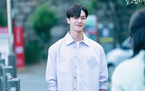 Song Kang Aegyo Imut Minta Diurus Staf 'Nevertheless'