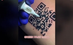 Pria Italia Ini Buat Tato Green Pass COVID-19, Sukses Masuk Resto Hanya Dengan Angkat Lengan