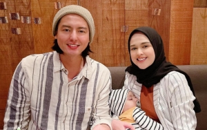 Cut Meyriska Ziarah ke Makam Ayah Ditemani Roger Danuarta, Mata Sembabnya Bikin Khawatir