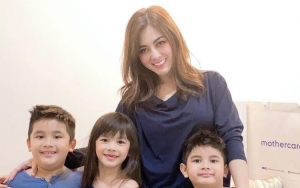 Ideal Mom Banget, Istri Cantik Jonathan Frizzy Goda Anak Merem Melek Hingga Tertawa