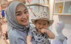 Citra Kirana Bagikan Momen Baby Athar Pose Unik, Gemes Maksimal