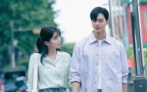 Respon Alami Song Kang Saat Han So Hee Disebut di Lokasi 'Nevertheless' Curi Fokus