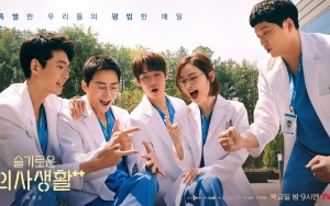 Geng 99 Nge-Band Rock di 'Hospital Playlist', Otot Kekar Yoo Yeon Seok Menggoda Iman