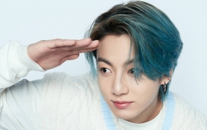 Jungkook BTS Sukses Rakit Furnitur, Ekspresi Serius Bikin Gagal Fokus