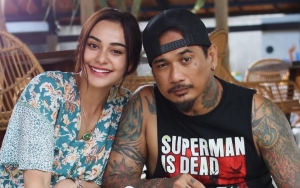 Jadi Trainer, Momen Nora Alexandra 'Cambuk' Jerinx SID Saat Ngegym Tuai Sindiran