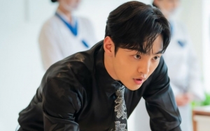 Jadi CEO Pekerja Keras, Kim Min Jae Bikin Karyawan Kewalahan di Foto Adegan 'Dali and Cocky Prince'