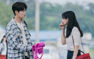 Lawakan Receh Kim Seon Ho Buat Shin Min A Tak Bisa Tahan Tawa Saat Syuting 'Hometown Cha-Cha-Cha'
