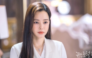 Perankan Karakter Ganda, Honey Lee Pancarkan Suasana Kontras di Poster 'One the Woman'
