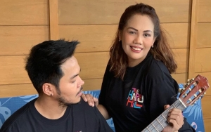 Foto Kece Bareng Aher, Ely Sugigi Bilang Begini Usai Disebut Pakai Gelang Palsu Oleh Rekan Artis