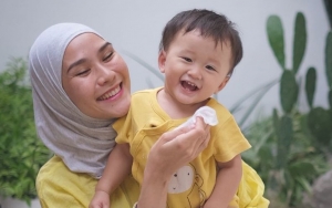 Zaskia Adya Mecca Bingung Si Bungsu Mogok Makan, Berubah Panik Ketika Malah Ingin Lahap Batu