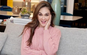 Luna Maya Pakai Outfit Tak Terduga Saat Mejeng ke New York, Wajah Polos Jadi Perbincangan