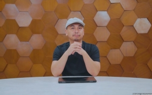 Dikenal Kurang Romantis, Raditya Dika Beri Saran Tulis Surat Cinta yang Baik